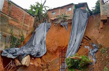 Corte irregular de terreno provoca deslizamento de terra no bairro Bethânia